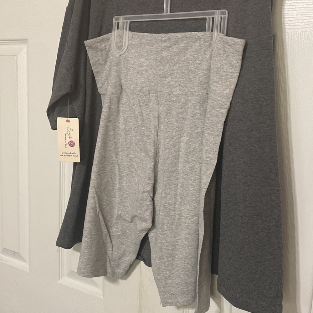 Secret Treasures Women’s T-Shirt and Bike Shorts pajama set; XL; Small - Picture 2 of 3